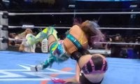 あぶない！ 日本人女子レスラーに相手の足が“突き刺さる”…飛びすぎ大ジャンプ技→まさかのカウンターくらい悶絶