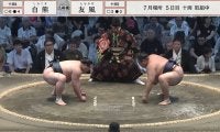 「なんかスゴイ人が相撲見てる」大相撲中継、行司の背後に“ただならぬ”存在感の武将が鎮座 「存在感ハンパない」ネット騒然