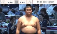 「脚長すぎ」「視覚がバグる」身長194センチの“美脚”力士にファン驚き