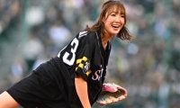 「太ももがヤバいw」　大暴投に赤面も…美女アスリートに騒然「神々しい」