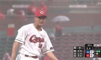 「珍しいな」大雨の広島…スタジアムでまさかの光景！滑り止めも意味がない豪雨に「これじゃ野球できませんw」