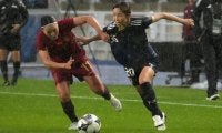 雨天の中国戦、ドリブルで前を目指した｢ベレーザ19歳｣、ゴールを死守した｢秋田美人DF｣、檄を飛ばした｢美しすぎる10番｣、激闘後…キャプテンは天を仰いだ