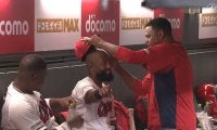 「ほんとかわいいんよwww」試合中に見せたまさかのほっこりシーン！広島の助っ人外国人と通訳のじゃれ合いにファン反応「大谷翔平並に嫌われる理由ない」