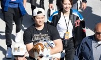 大谷翔平が公開したデコピンとの“休日”　プールでおおはしゃぎ＆犬かきも…SNSを更新