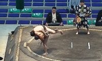 土俵下で“笑ってはいけない”状態が発生「親方ツボってる」見事な掛け投げが招いた“ほっこり珍事”