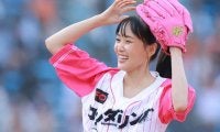 神宮に降臨の女神が「超絶可愛いんですが！！」マウンドで“ぴょんぴょん”　ノーバンでいけるようにも「本番は緊張しちゃって…」
