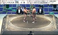 力士に何が？ 二人揃って“後退る”珍事 「えぇ」館内驚きの声 東関親方も目をまん丸