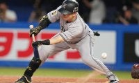 巨人・泉口友汰のバント失敗に「5番でしょ」“懲罰交代”に疑問の声　意気消沈する26歳を慰めるベテランに「優しすぎ」