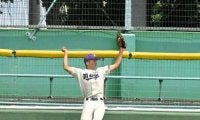 本塁打性の大飛球、高く跳んで好補　明大八王子の川上恵叶左翼手