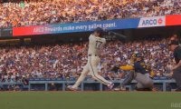 スタンドは即起立！大谷翔平、今季自己最長タイの“後半戦1号”に本拠地大興奮「完璧な一打だった！」「ドジャー・スタジアムが揺れている！」