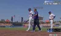 大丈夫か…ドジャースのフリーマンが死球受け負傷退場 交代直前の「あまり見たことない」消沈リアクションに心配の声