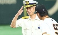 「61歳の球じゃない」始球式で場内ざわめき　“国を守る”長官の剛速球にX衝撃「凄い球」