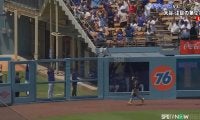 ショウヘイのホームランがきたぞ！ 大谷翔平の34号アーチでブルペンみんなが“バンザイ”珍しい逆方向弾に本拠地全体が熱狂の瞬間