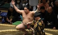 大相撲31歳元公務員が単独トップ！勝ち越し1号“八山本”に「このまま突っ走って優勝してください」とファン大盛況