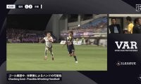 「この映像でどっちに当たってるかわかる？」腕or肩？VARチェックでも不明瞭な微妙判定が物議「確証がないなら元通りにしてくれ」