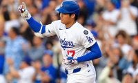 大谷翔平がHR打つ背後で…“敵軍ファン”に注目　赤ユニホームで大興奮「尊い」