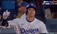 大谷翔平、日本選手初の4戦連発36号2ラン 9回土壇場で再びリーグトップへ並ぶ 161キロ弾き返す豪快アーチに本拠地熱狂