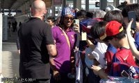 【バルサ来日】「来てる全員にサインしてくれた」クンデの“神対応”が話題！「ずっと本当に優しいな」笑顔のファンサービスに感動の声