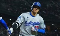 大谷翔平の38号、捕った観客がすぐに“手放す”　片手キャッチも…隣の子どもへ