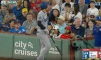 何があった…？ 大谷翔平の打席で“想定外のハプニング”「激レアw」 ベンチに慌てて戻る“珍プレー”… ファン騒然