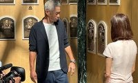 イチロー氏、プラーク披露も「あんまり見てない」　刻まれた功績…弓子夫人も笑顔