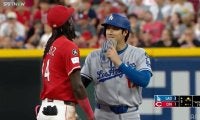 大谷翔平が“レッズの怪物”とイチャつく瞬間「仲良いよな」「またなんかやってるｗ」中継カメラが捉えたほっこりシーン