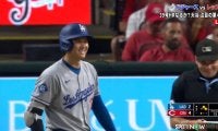 「僕だったら…」大谷翔平、レジェンド解説陣もドン引きする“鈍感力”発揮の瞬間…難敵に苦戦→審判との“一瞬のやり取り”にファンも驚き
