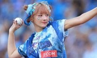 スカートふわり…“443万人美女”が「とにかくかわいい」　豪快投球に称賛の声「優勝」