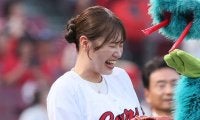 お団子ヘア＆白パンで登場…20歳美女が始球式　父は元広島右腕、地元でハニカミ投球