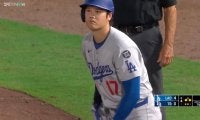 「愛が詰まりすぎ」大谷翔平の“超特大ブランケット”を掲げる熱狂的ファンが出現…敵地での珍光景にSNS沸騰「でっけー」