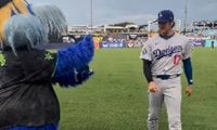 大谷翔平が驚き「デコイに？」　試合前に敵軍マスコットから“贈り物”…球団SNSが公開