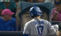 なんだあれは…？ 大谷翔平の打席で“異変”「ギリギリだろ」「何者なんだよw」 バックネット裏の“謎の光景”が話題に