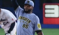 懐疑論を吹き飛ばす「ドリスの7球」　藤川阪神に舞い戻った37歳助っ人の頼もしい“即戦力化”「経験値がかなり上がった」