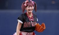 ド派手スカートで豪快足上げ…ピンク髪ツインテールで始球式　“443万人美女”に球場虜