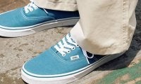 青い「ヴァンズ」こそ夏の至高品！それ以外のアイテムはシンプルで。好例をスナップ！