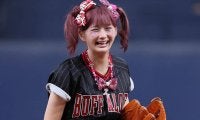 ピンク髪でスカートひらりが「可愛すぎる」　“443万人美女”の豪快足上げにファン悶絶