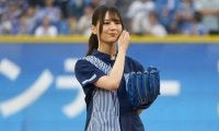 ポニテ美女は「やっぱり可愛い」　“制服姿”で豪快投球の舞台裏…後輩からまさかの突撃