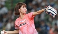 豪快足上げ→暴投に“あちゃー”　美人女子アナが始球式…SNS虜「とっても可愛い」