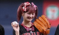 京セラに電撃参戦…“ハリセン美女”が「可愛かった」　ド派手衣装が反響「球場がピンクに」