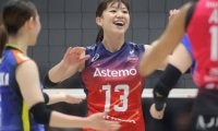 24歳人気女子バレー選手が「なんかデートしているみたい」笑顔の寝そべりショットに「可愛すぎる」　明日“重大発表”の告知も