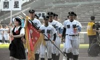 甲子園で足並み、手の振りあわせて行進　開星が開会式リハーサル