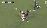 「足の裏みせてます」ハイキックが顔面直撃でイエローカード！「普通にレッドじゃね？」「これは故意ではない」危険なプレーにファン騒然