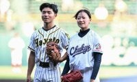 夏の甲子園始球式　男女混合「ベースボール5」のユース代表が登場