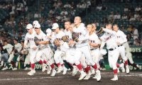 夏の甲子園　広陵の中井惇一部長が涙「本当によく頑張ってくれた」クーリングダウン中に選手たちを見つめ
