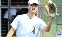 応援、捕手、グラブ修理　「三刀流」で支える日大山形の小鷹祐貴さん