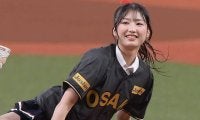 ポニテ＆ミニスカで大胆足上げ…人気アイドルが始球式　まさかの大暴投に照れ笑い