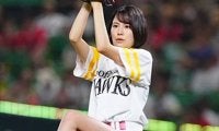 白ショートパンツで豪快足上げ…博多美女の91キロが「ダイナミック」　“ガチ投球”にX騒然