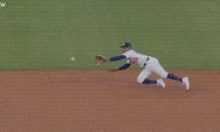どうなってんだ！？ ド軍ベッツ、執念の“横っ飛びキャッチ”「すげえw」「飛びすぎ」捕球直前に体勢がスゴいことになる「反射神経ハンパない」