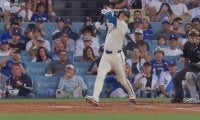 大谷翔平の衝撃40号弾で一際目立った“珍グッズ”…ネット裏の熱狂的ファンが見せた“確信リアクション”に注目集まる
