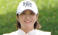 「かわいーー！」引退の美女アスリート、最新海辺ショットに反響　雰囲気激変、蛍光色のド派手ウエアで満喫姿に「めちゃめちゃかわいい♥」「また髪切った」